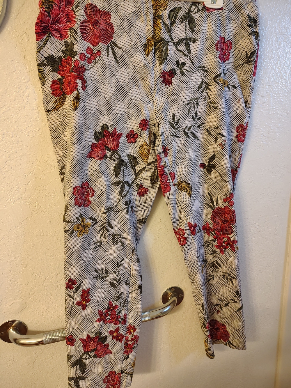 Time and Tru Red Floral Capris on Cream Plaid